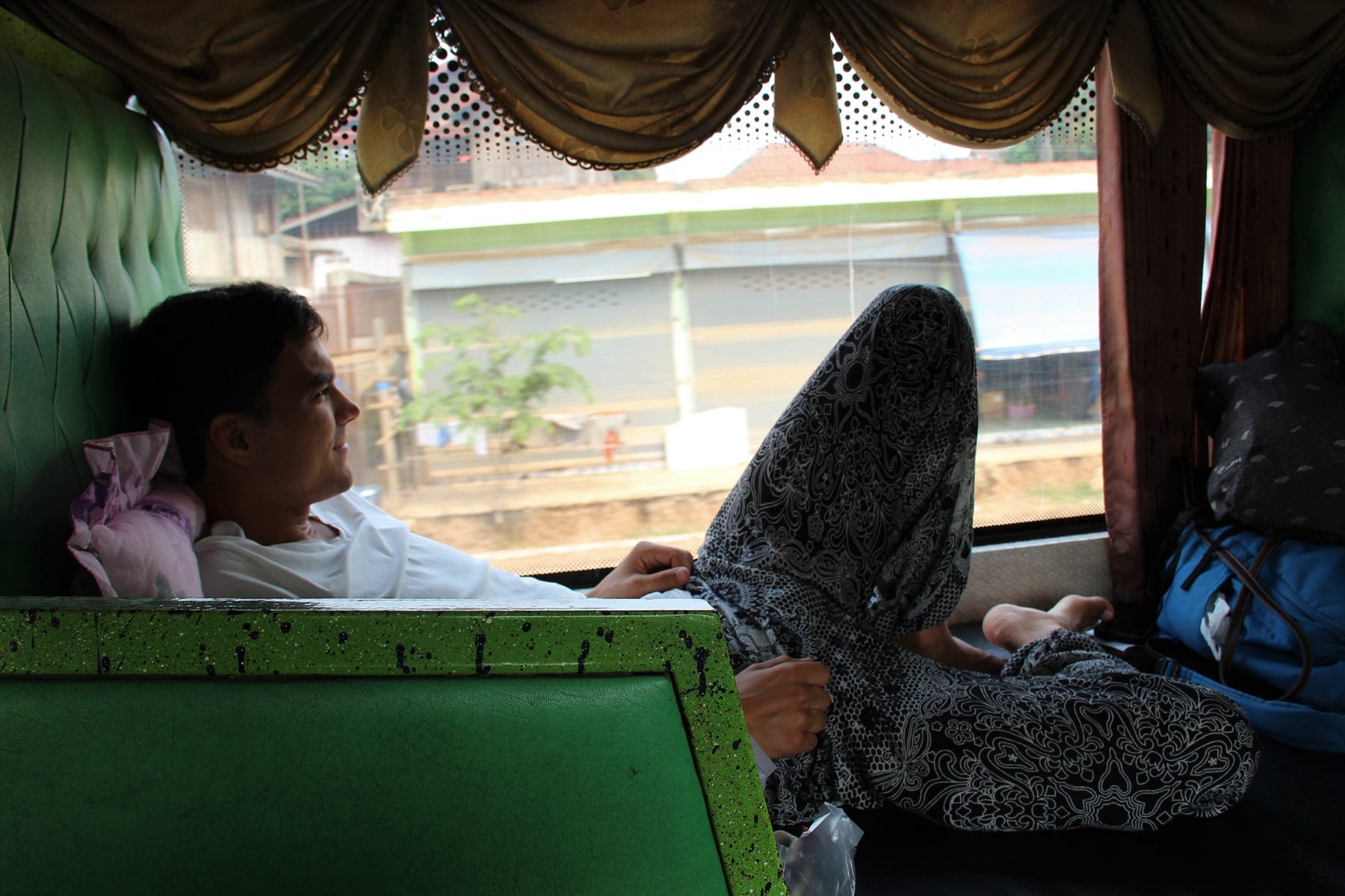 Florian sur les couchettes du bus en direction de Muang Xai