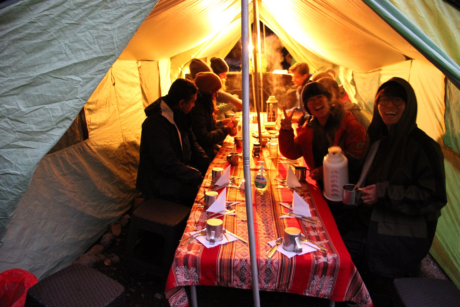 Sous la tente du dîner avec le groupe inca trail