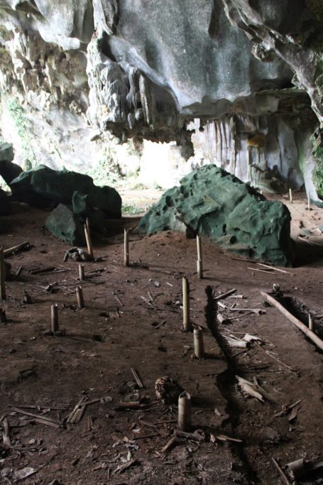 Traces des maisons dans la grotte de Nong Khiaw au Laos