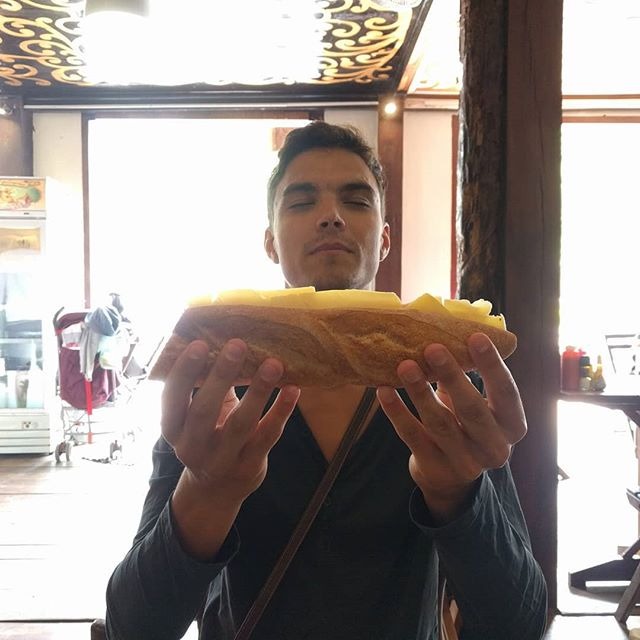 Florian avec sa baguette au fromage à Luang Prabang, Laos