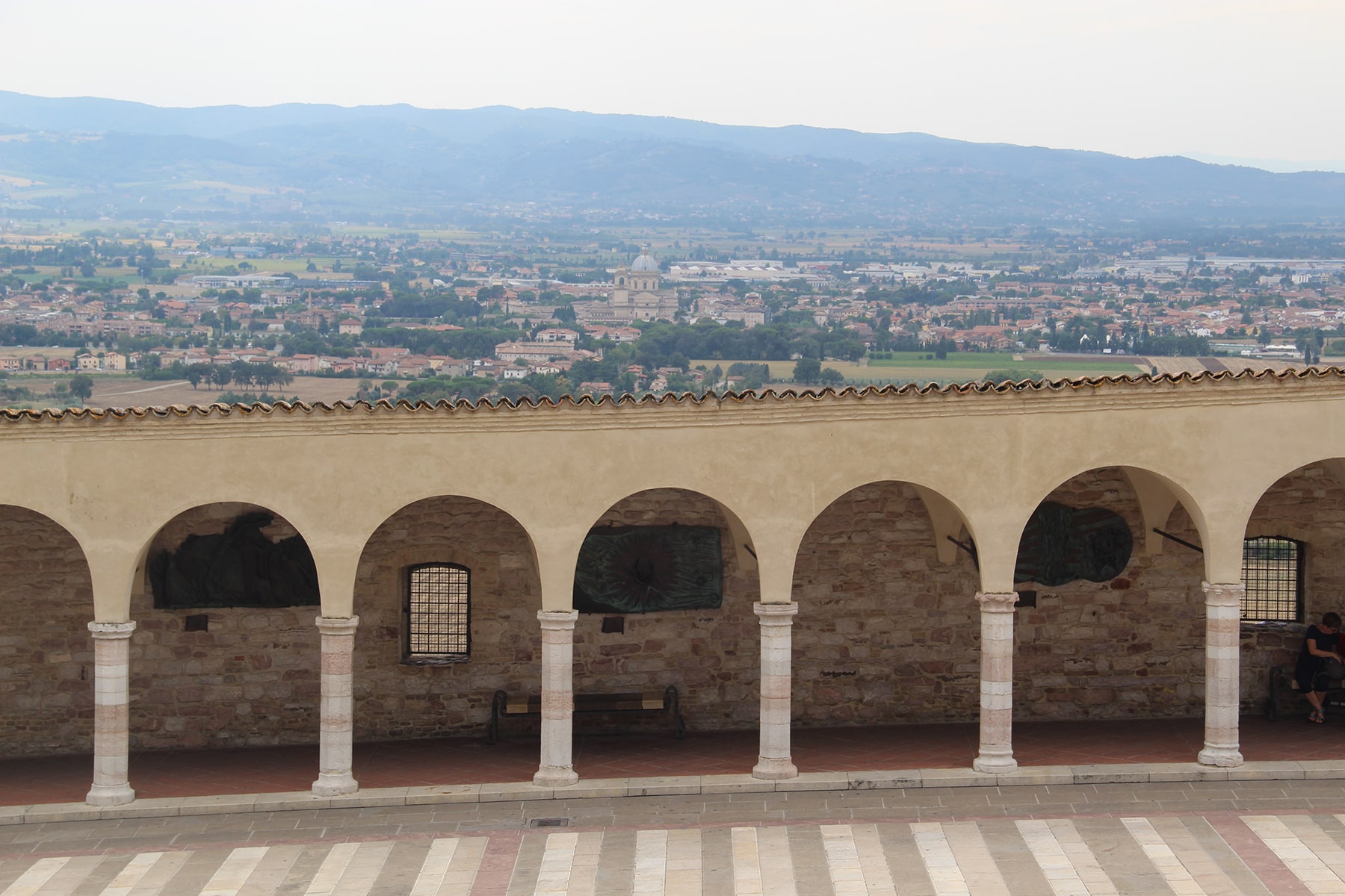 I portici che portano alla basilica inferiore con la Basilica di Santa Maria degli angeli di Assisi nello sfondo