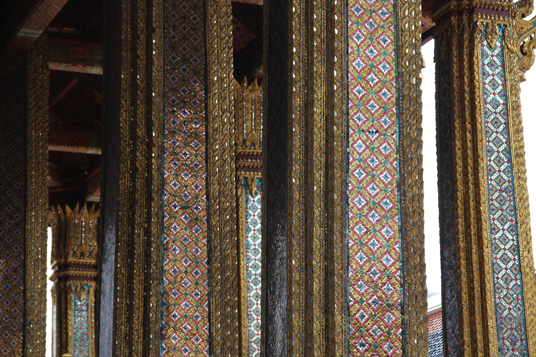 Colonne decorate con pietre preziose nel Palazzo reale di Bangkok