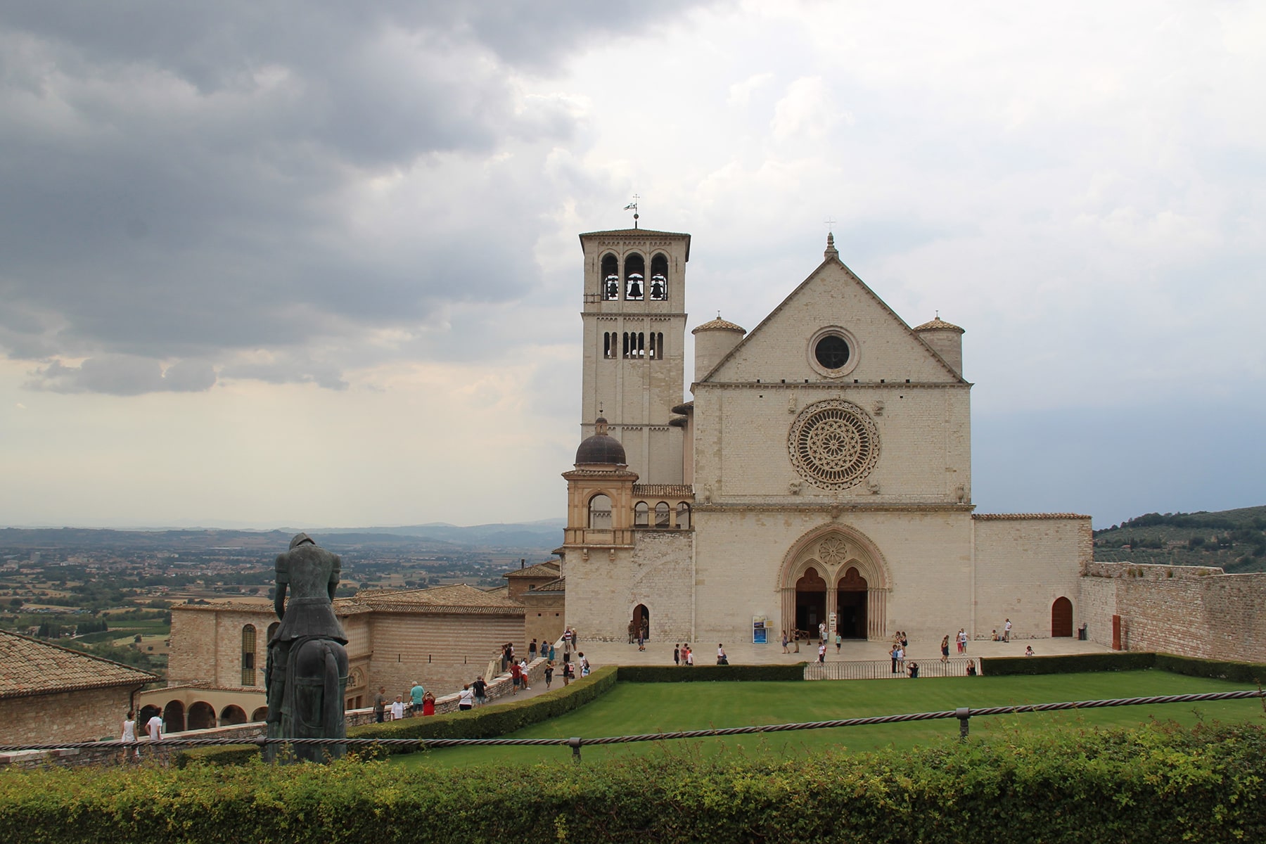 La basilica superiore con la statua di San Francesco a Assisi