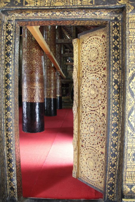 Entrée dans la chapelle principale du Wat Xieng Thong à Luang Prabang, Laos