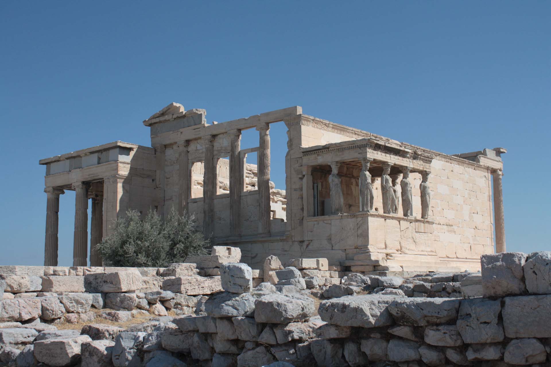 Vista del tempio di Eretteo sull'Acropoli di Atene con il porticato con le cariatidi