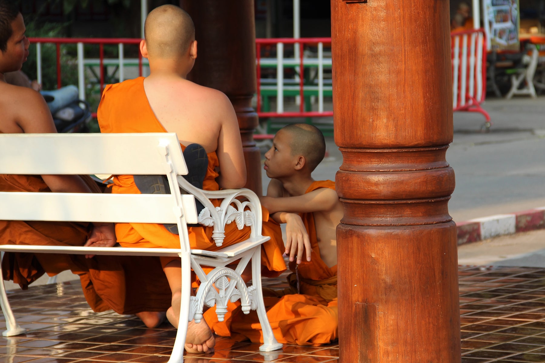 Moines discutant dans le temple de Wat Chedi Luang à Chiang Mai