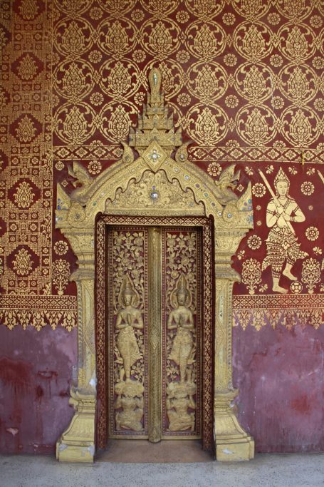 Décorations d’une porte dans le Wat Mai Suwannaphumaham à Luang Prabang, Laos