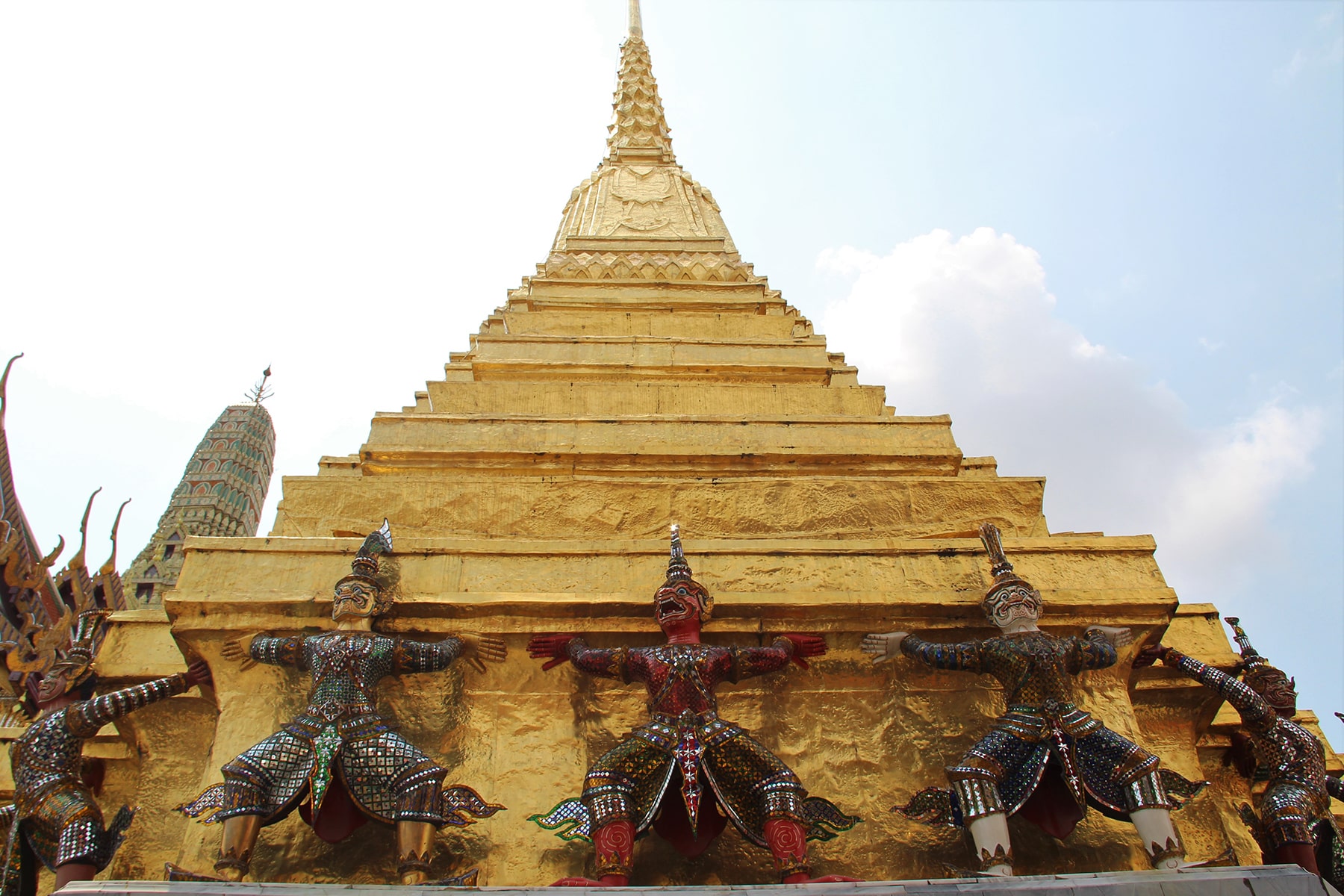 Yaks demoni che sorreggono uno stupa nel Gran palazzo reale di Bangkok