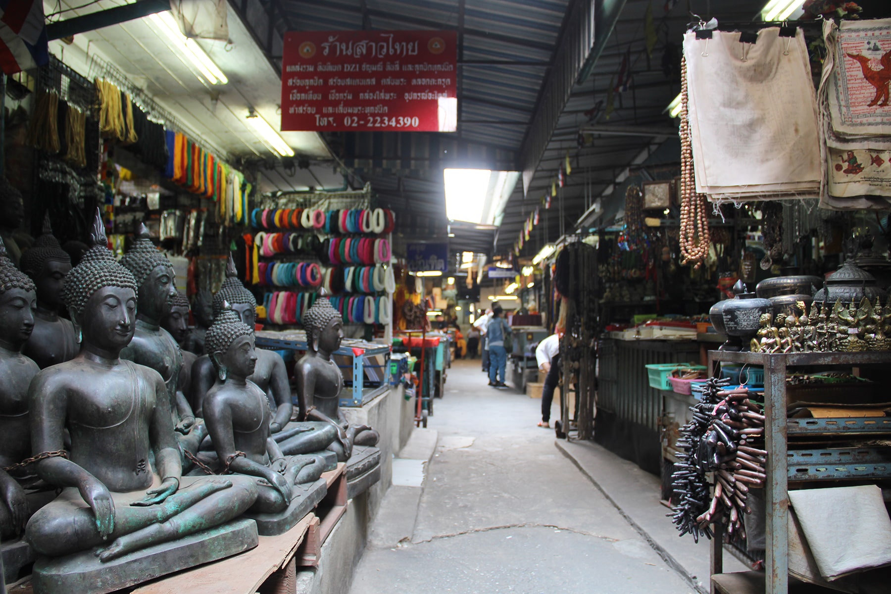 Marché aux amulettes de Bangkok avec des statues de Buddha en vente