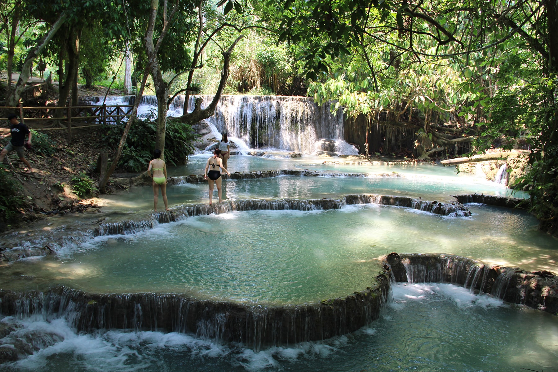 Una piscina naturale nel parco di Kuang Si