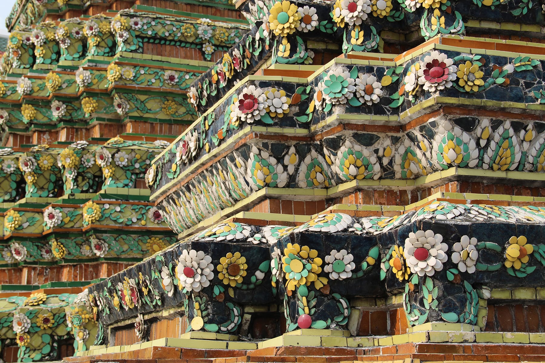 Décorations fleuries du stupa du Wat Pho de Bangkok