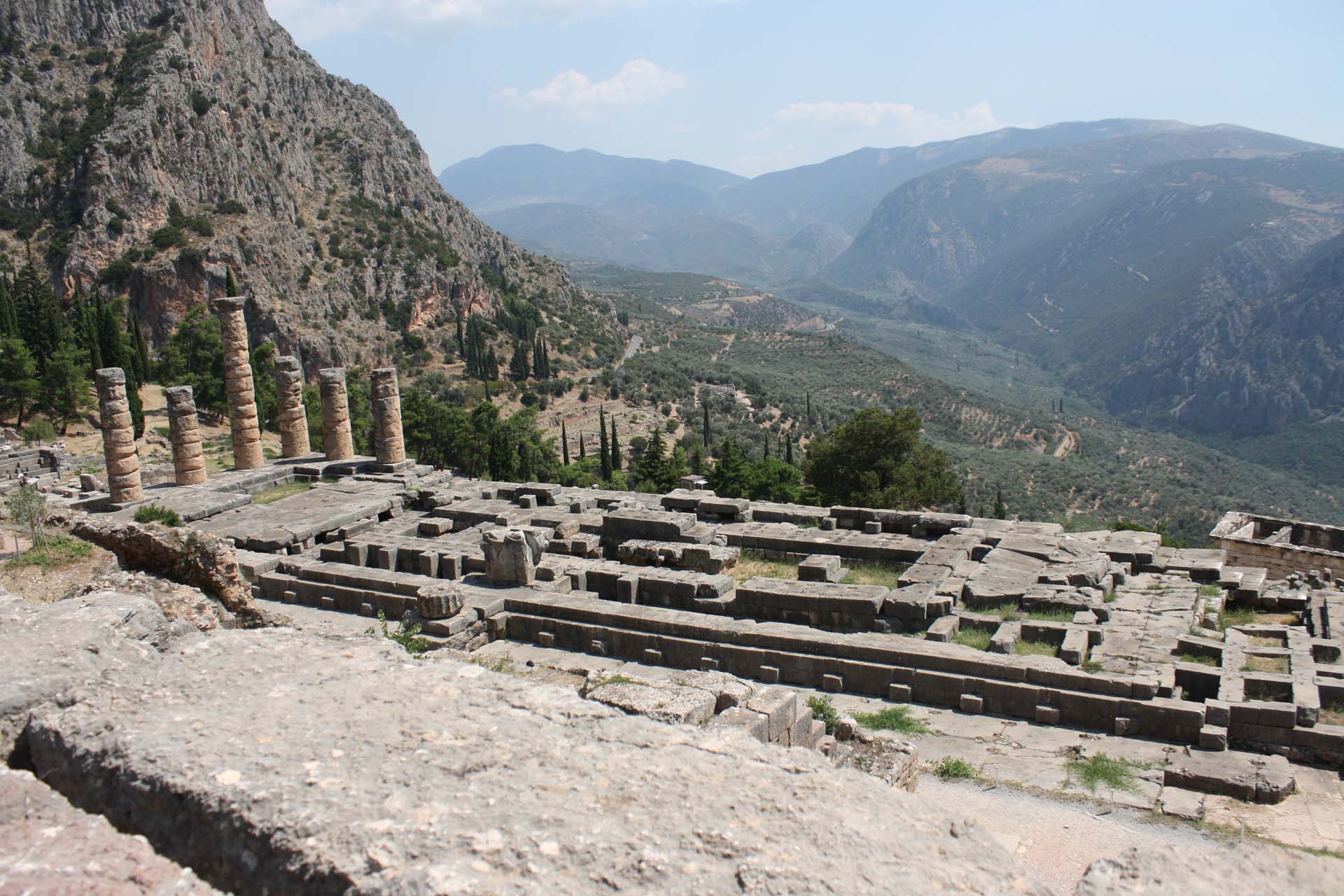 Vista del tempio di Apollo e delle colline rovine