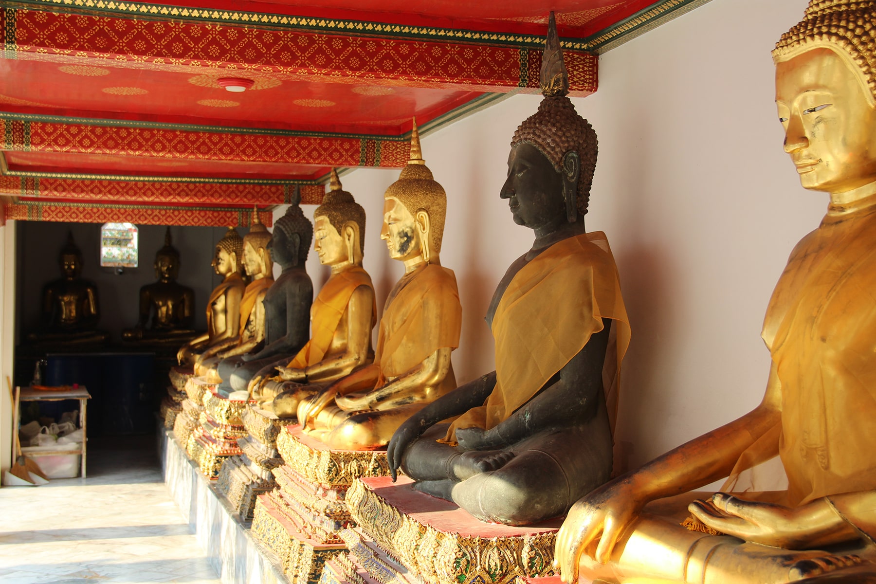 Bangkok Wat Pho Buddha courtyard