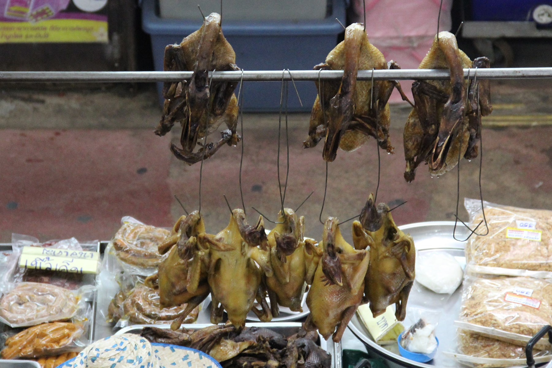 Canards suspendus dans une rue de Chiang Mai