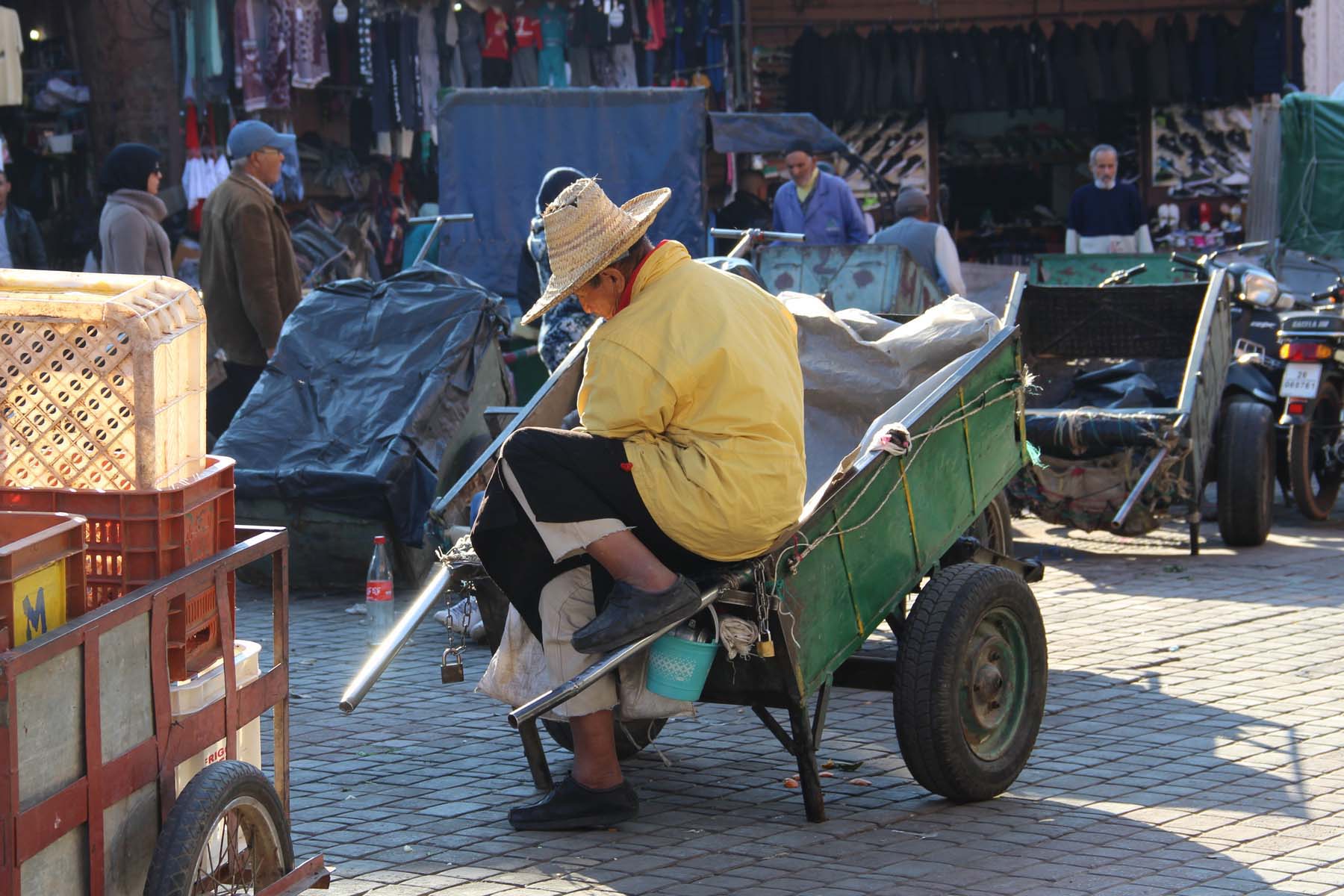 Venditore ambulante nella piazza Jemaa el-Fnaa di Marrakech con giacca gialla