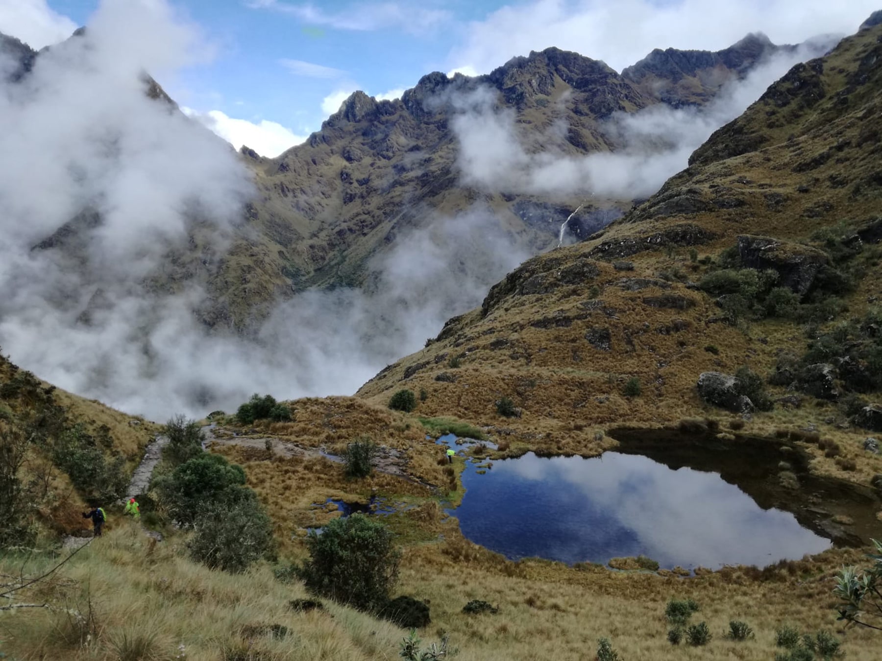 Un lac dans les montagnes nuageuses inca trail