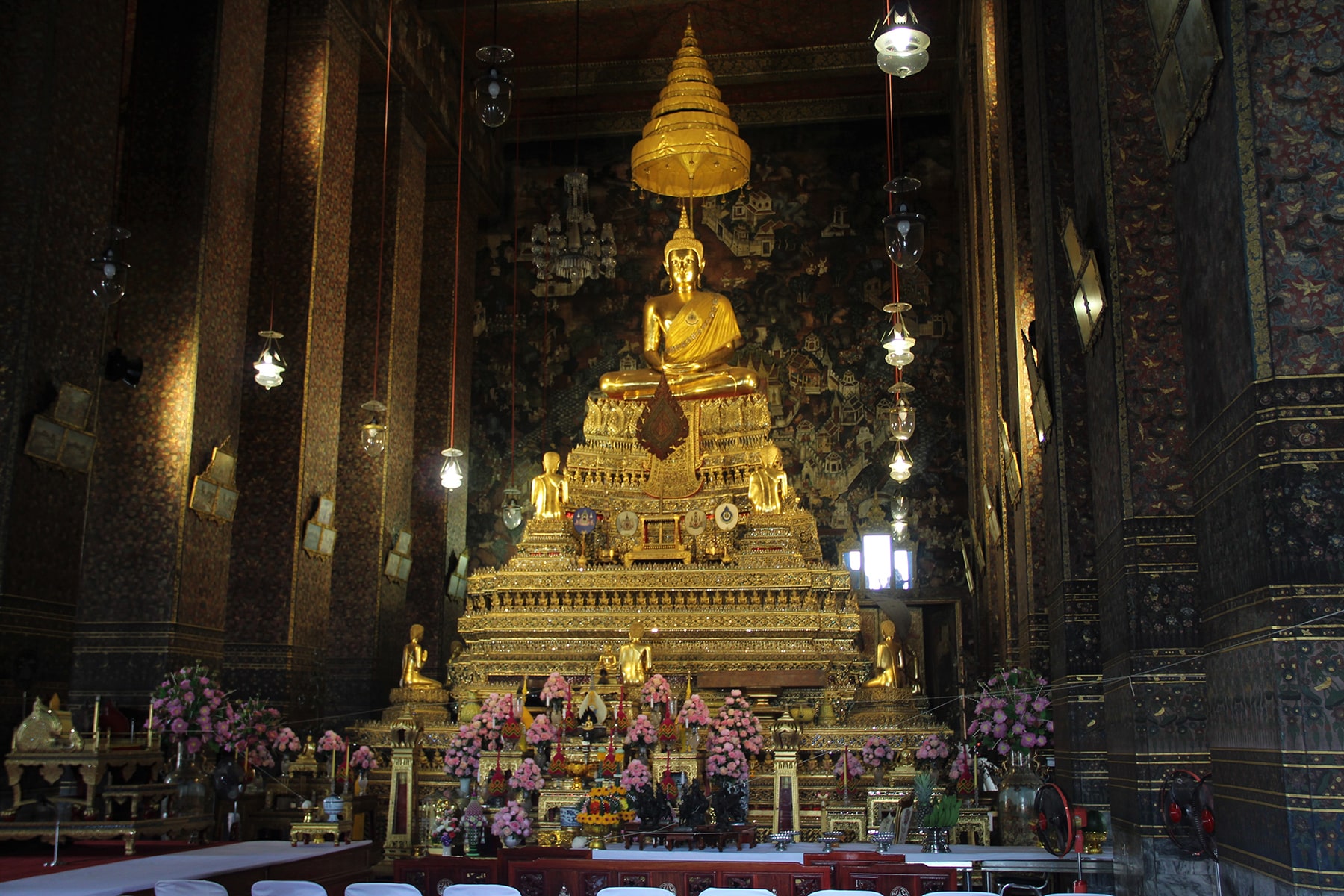 Buddha d'émeraude statue dorée du Phra Ubosot - Temple Wat Pho de Bangkok
