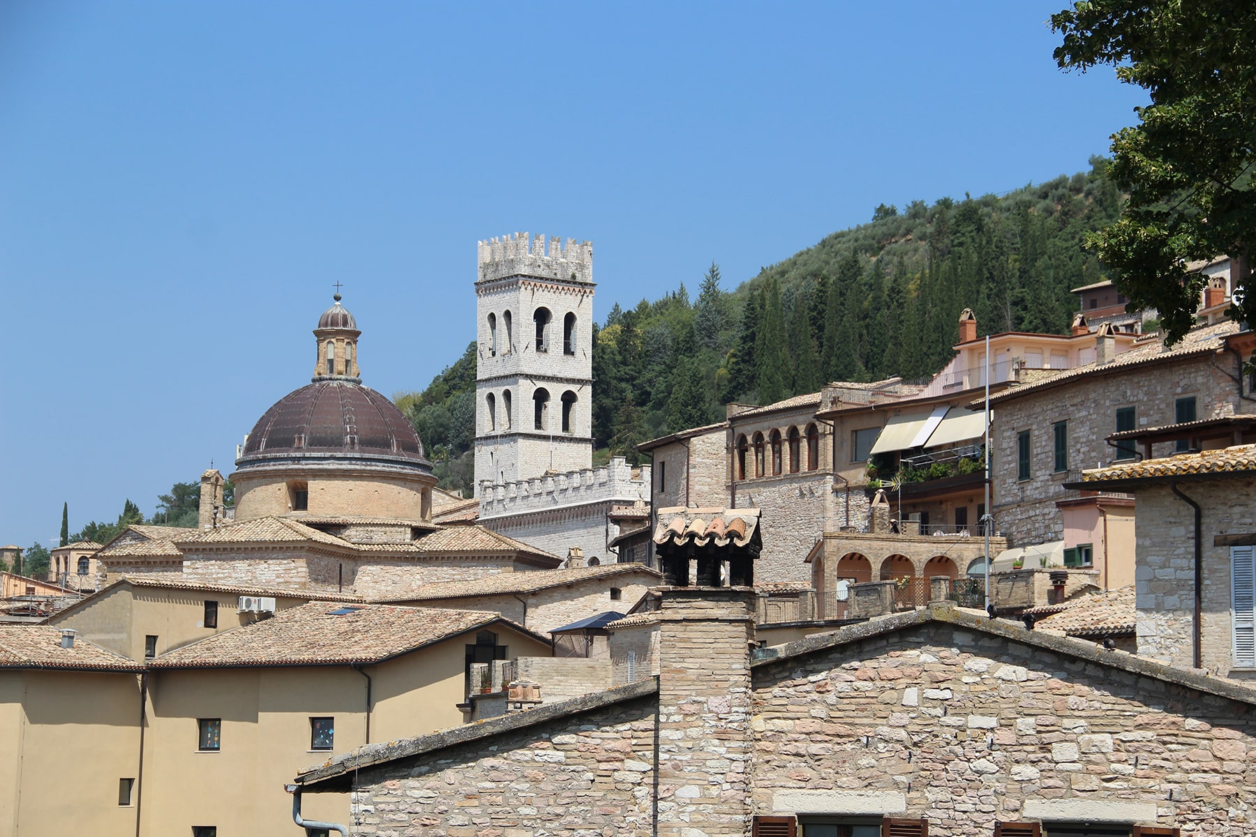 Tetti e un campanile di Assisi