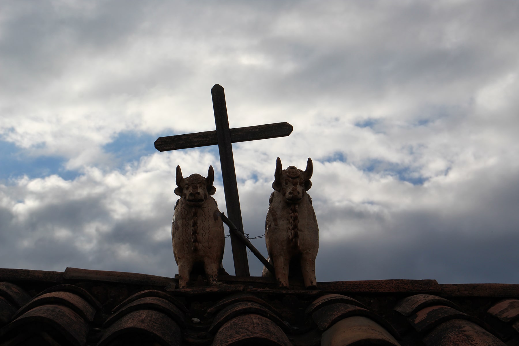 Symbole de la famille sur les toits des maisons de la Vallée sacrée près de Cuzco