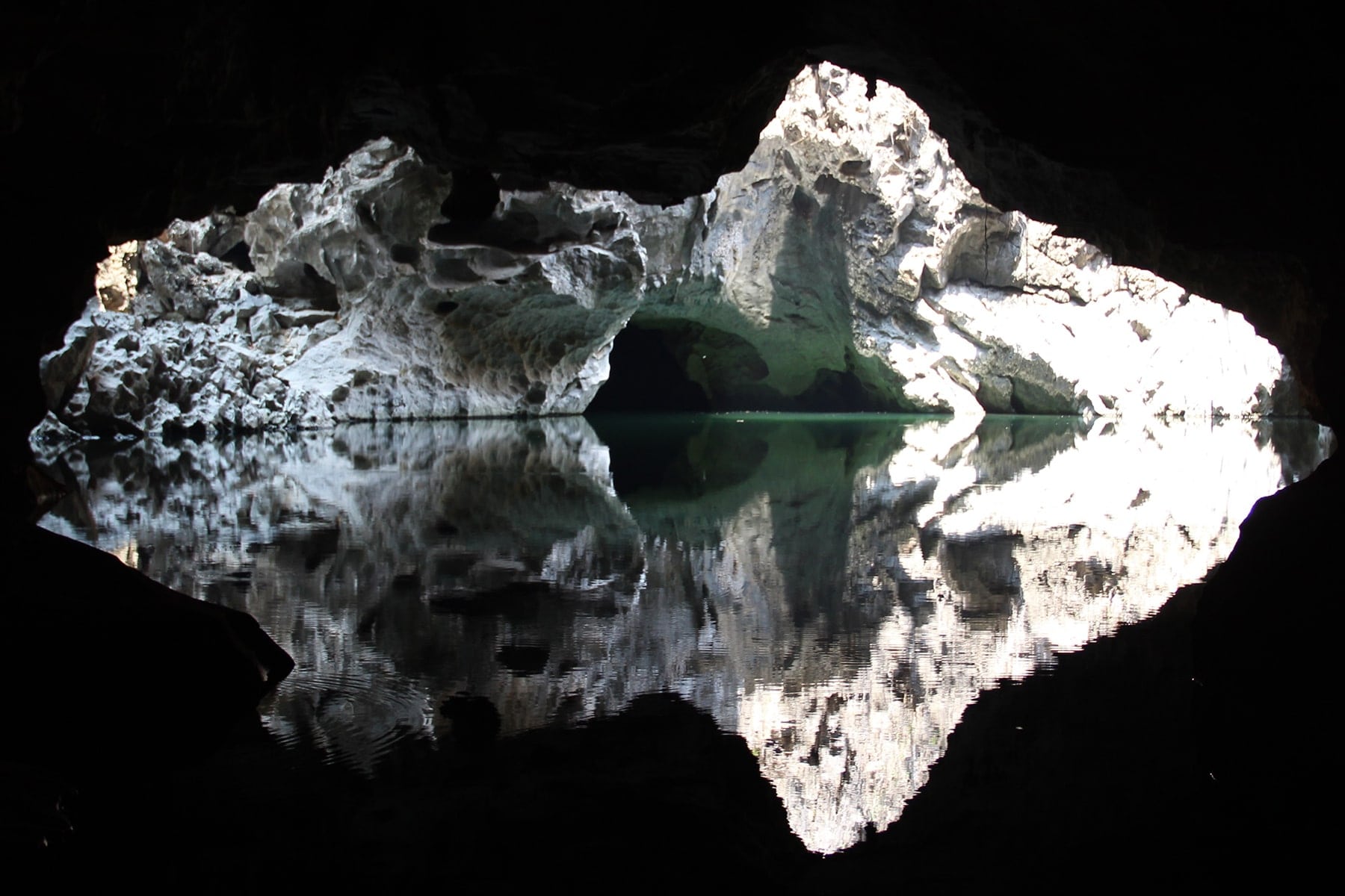 La piscine dans la grotte de Tham Pha Inh circuit de Thakek, Laos