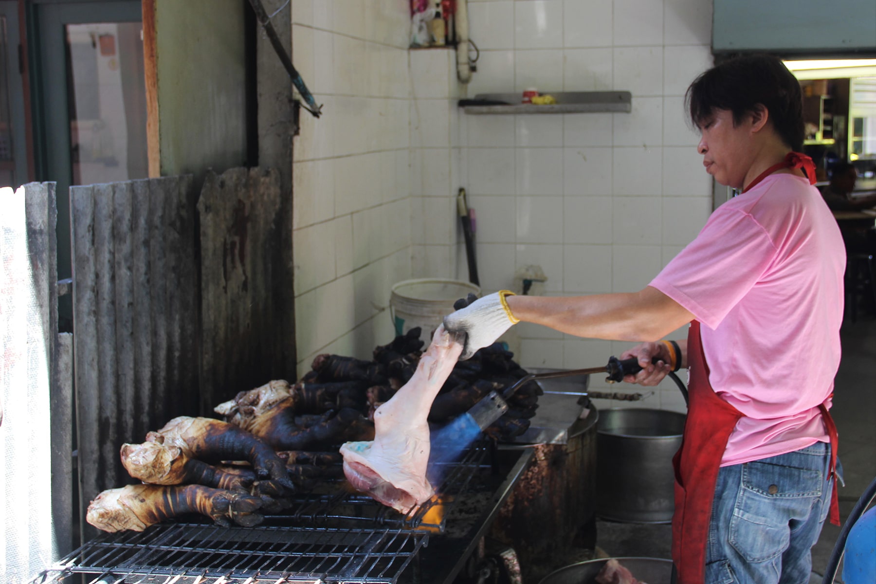 Pattes de cochon cuites au chalumeau à China Town