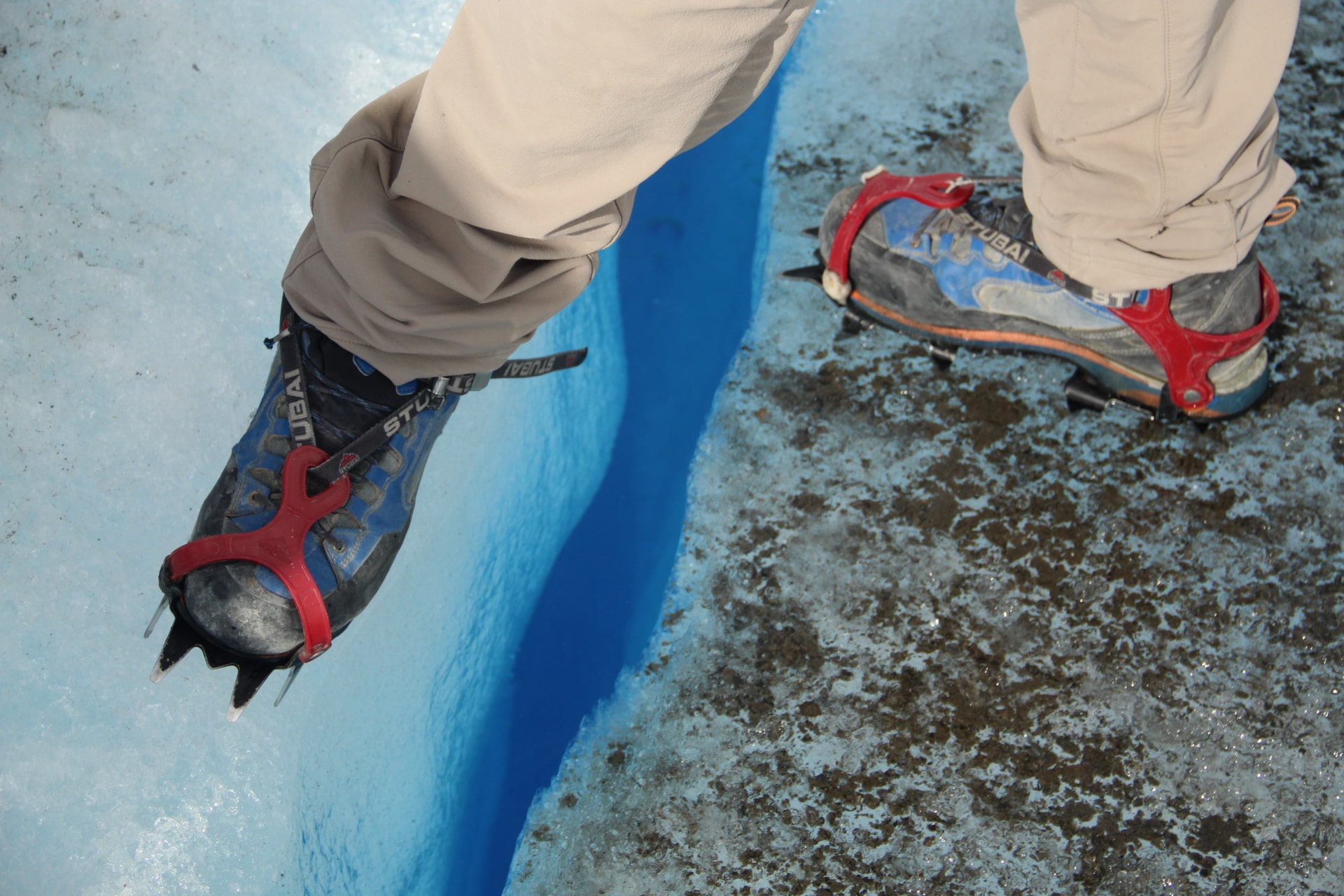 Crampons and crevice with pure water