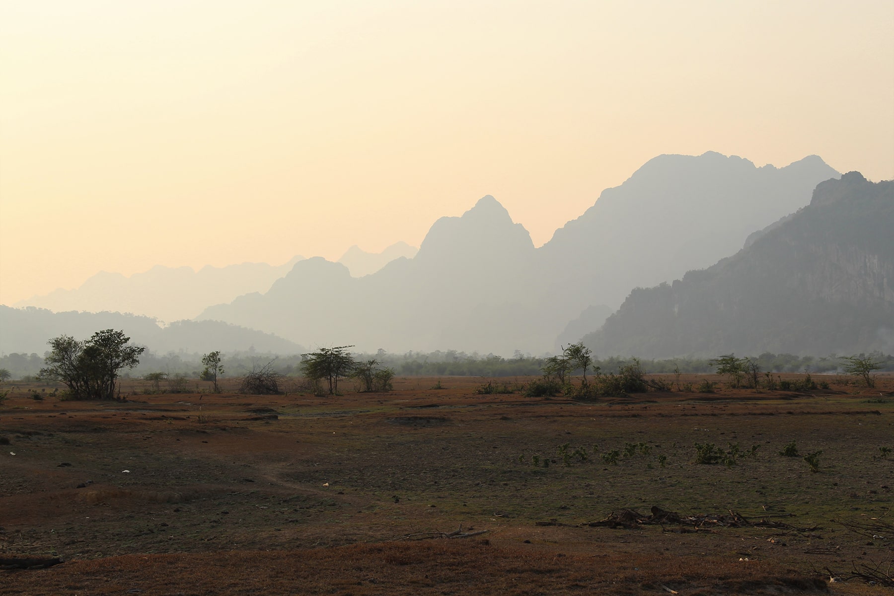 Le champ devant les cool springs circuit de Thakek, Laos