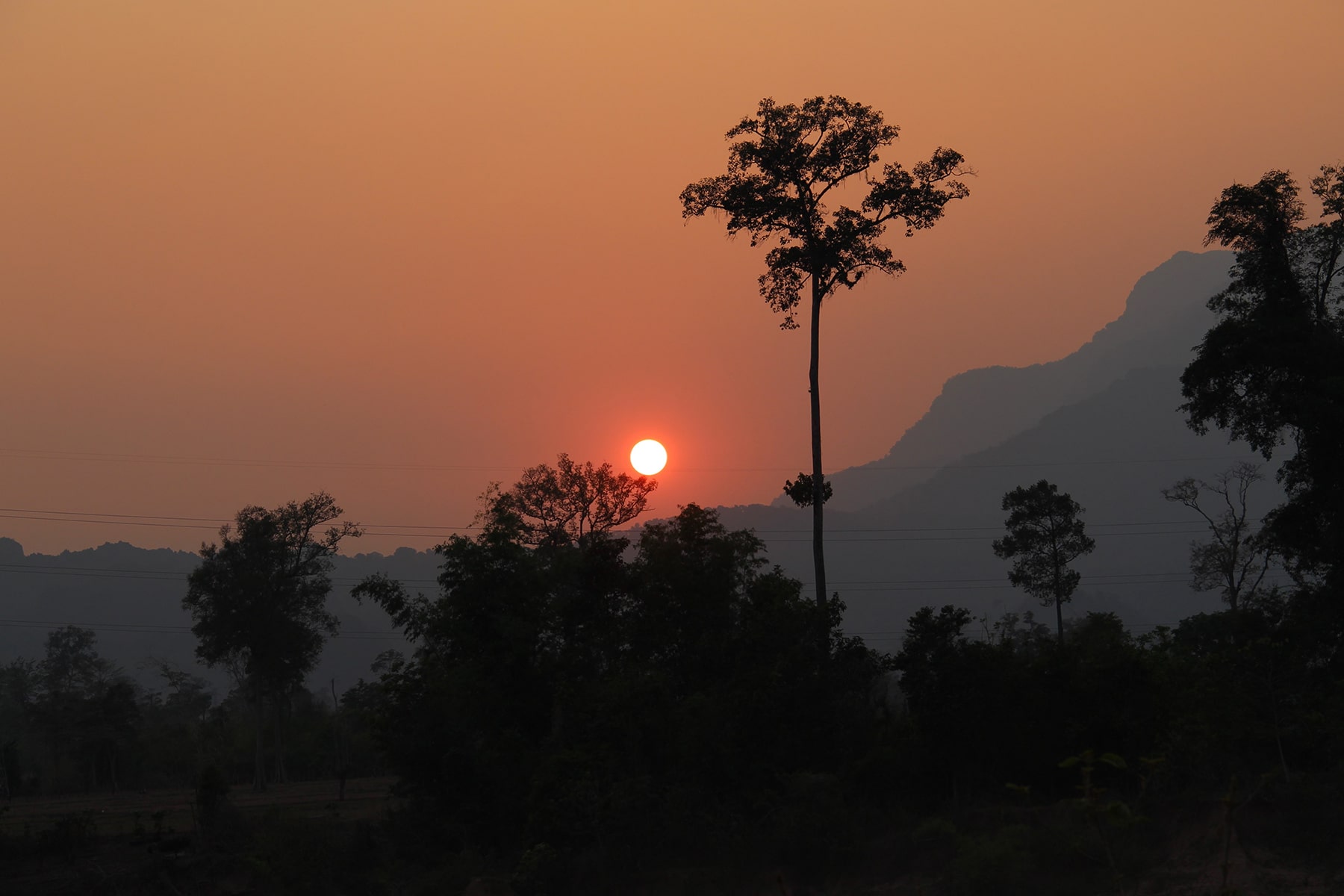 Le coucher de soleil derrière les montagnes, circuit de Thakek Laos