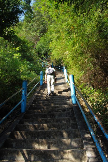 Marches pour atteindre le temple de la grotte du tigre de Krabi