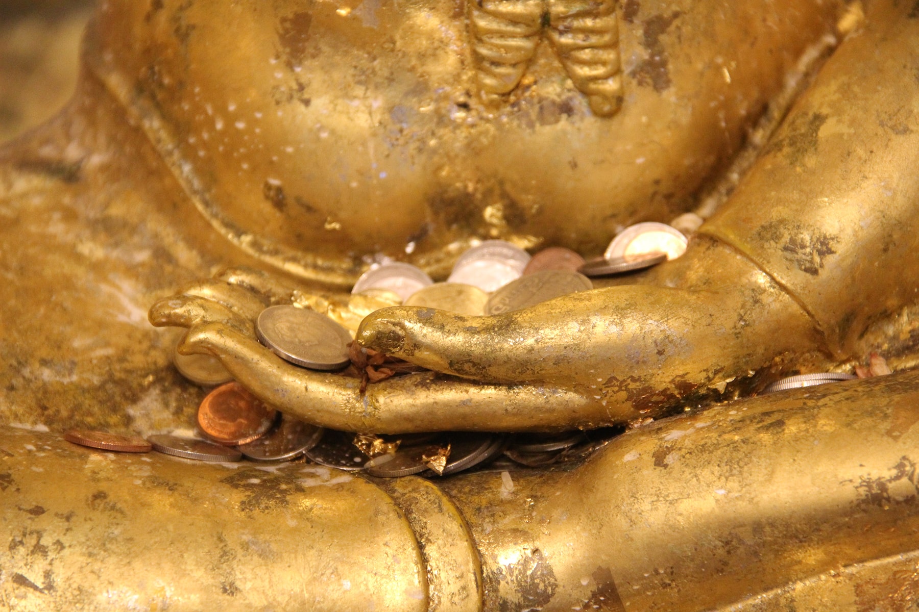 Main de la statue de Buddha avec offrandes dans le temple de la montagne d'or à Bangkok