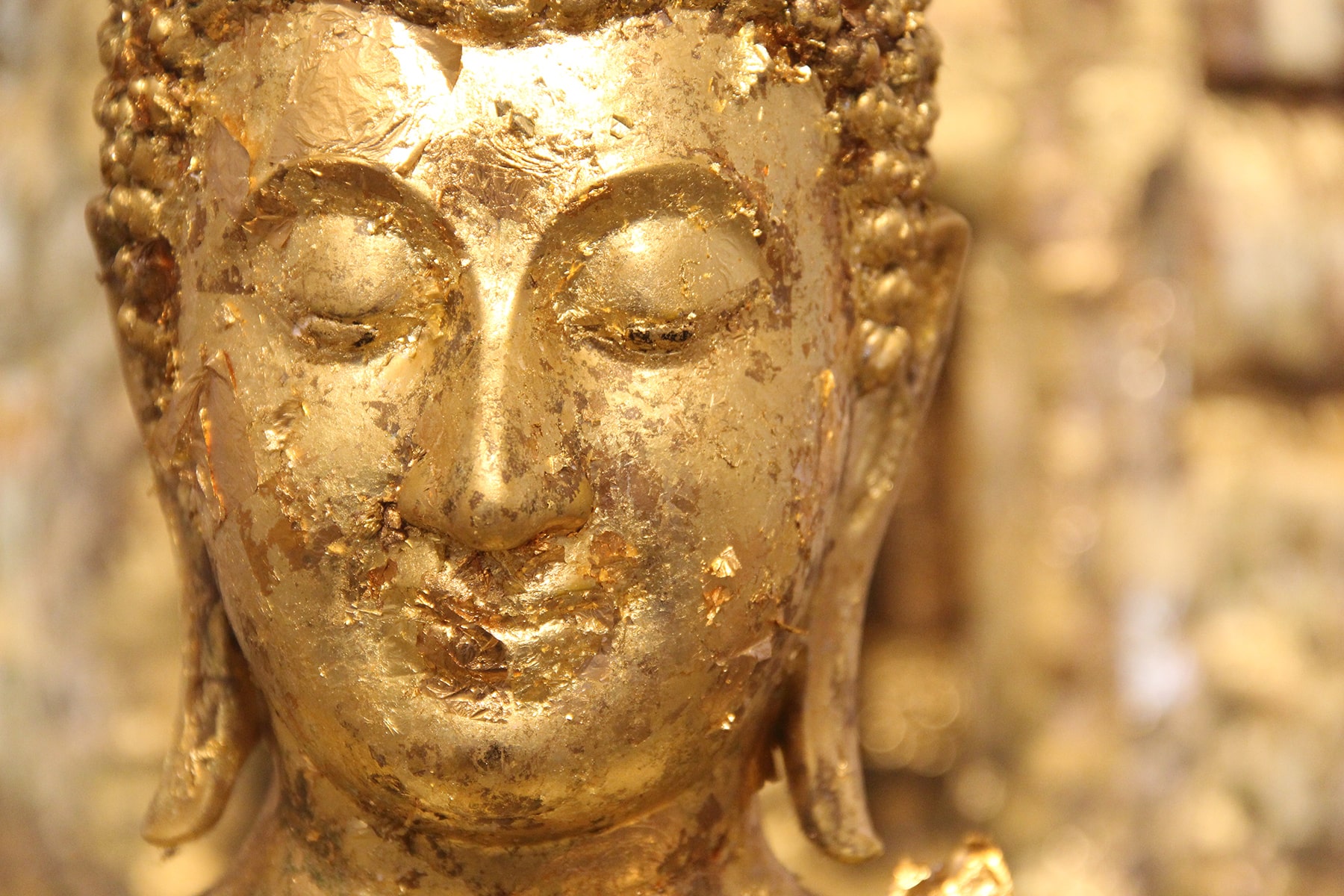 Statue de Buddha avec des feuilles d'or - Temple de la montagne d'or à Bangkok