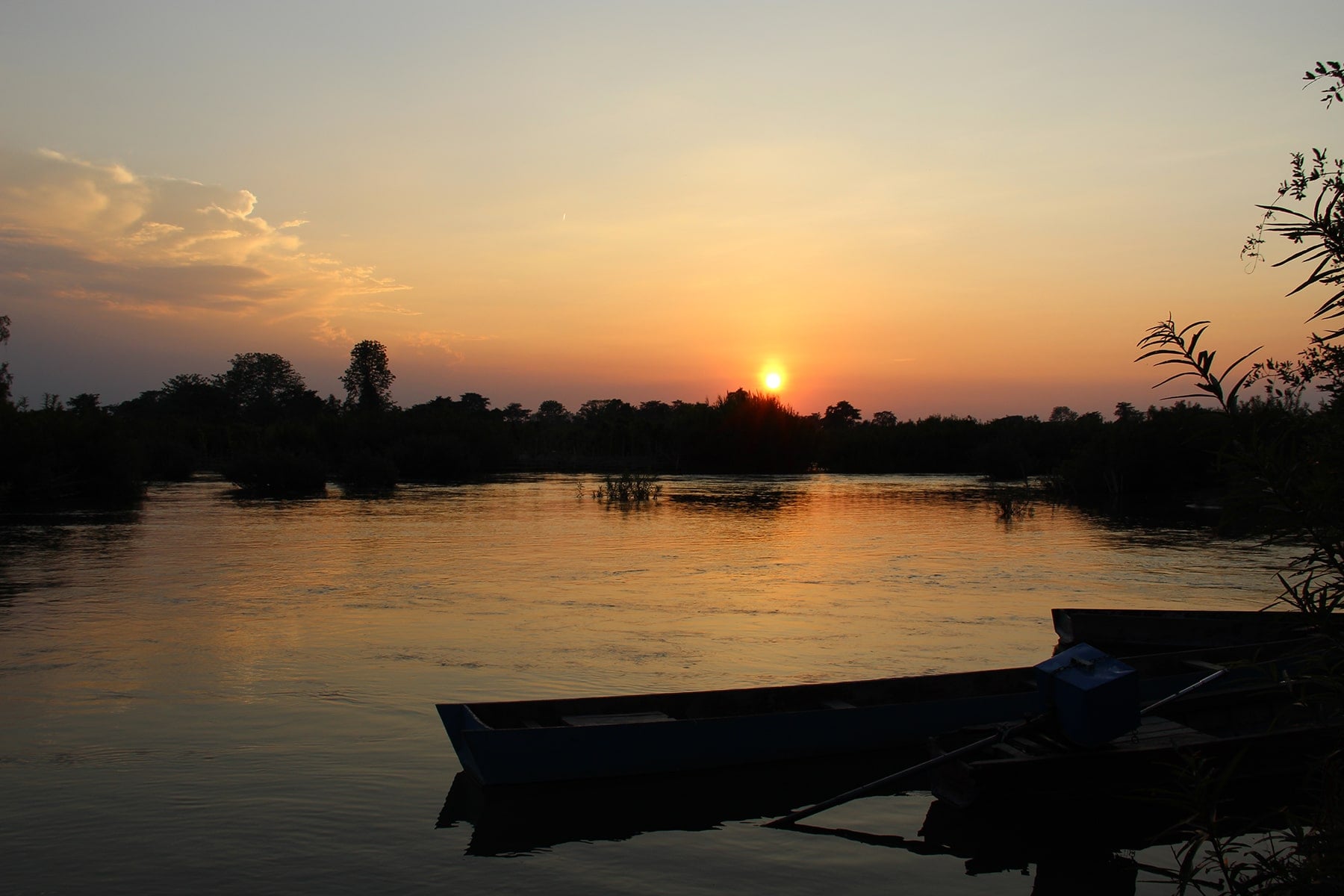 Baignade pendant le coucher de soleil dans le Mékong à Don Det Si Phan Don, Laos