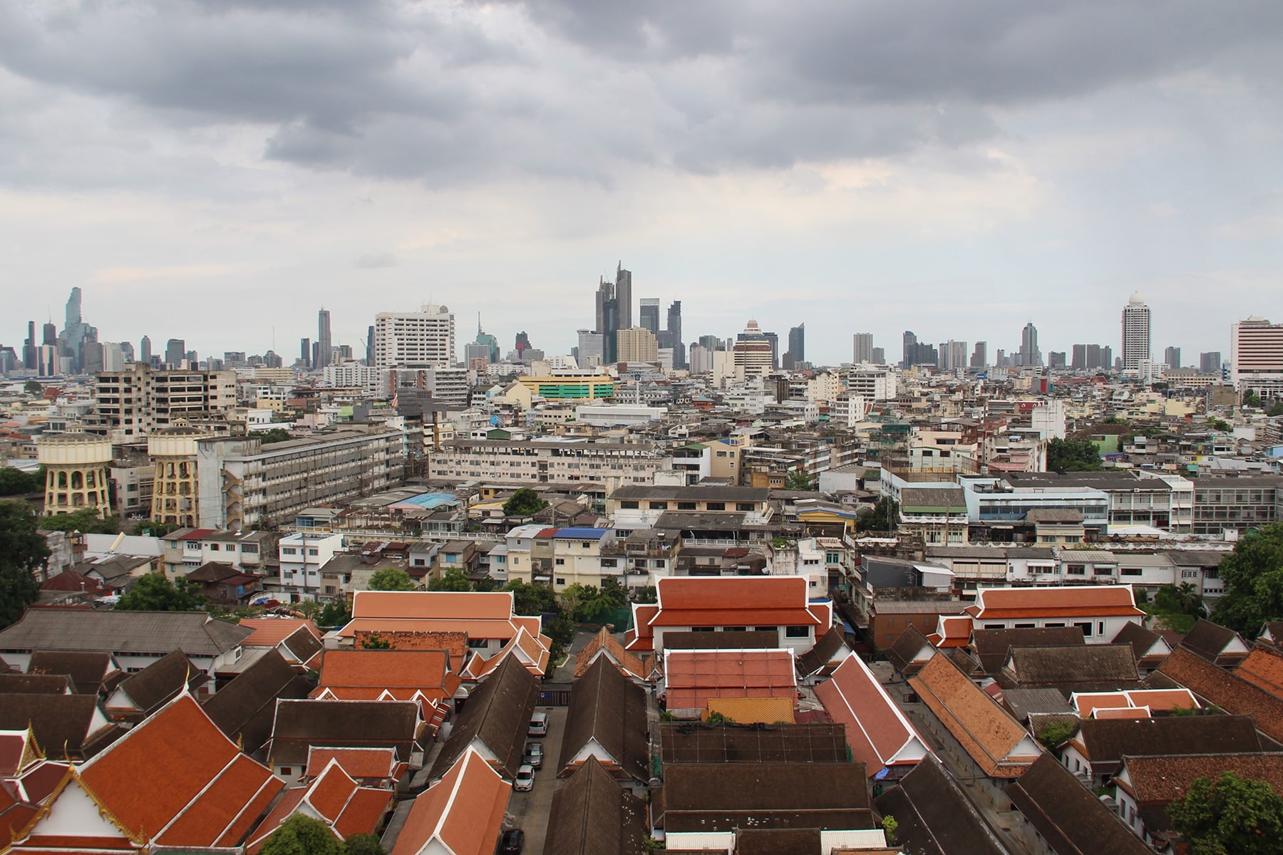 Vista della città vecchia e nuova di Bangkok dal tempio della montagna d’oro