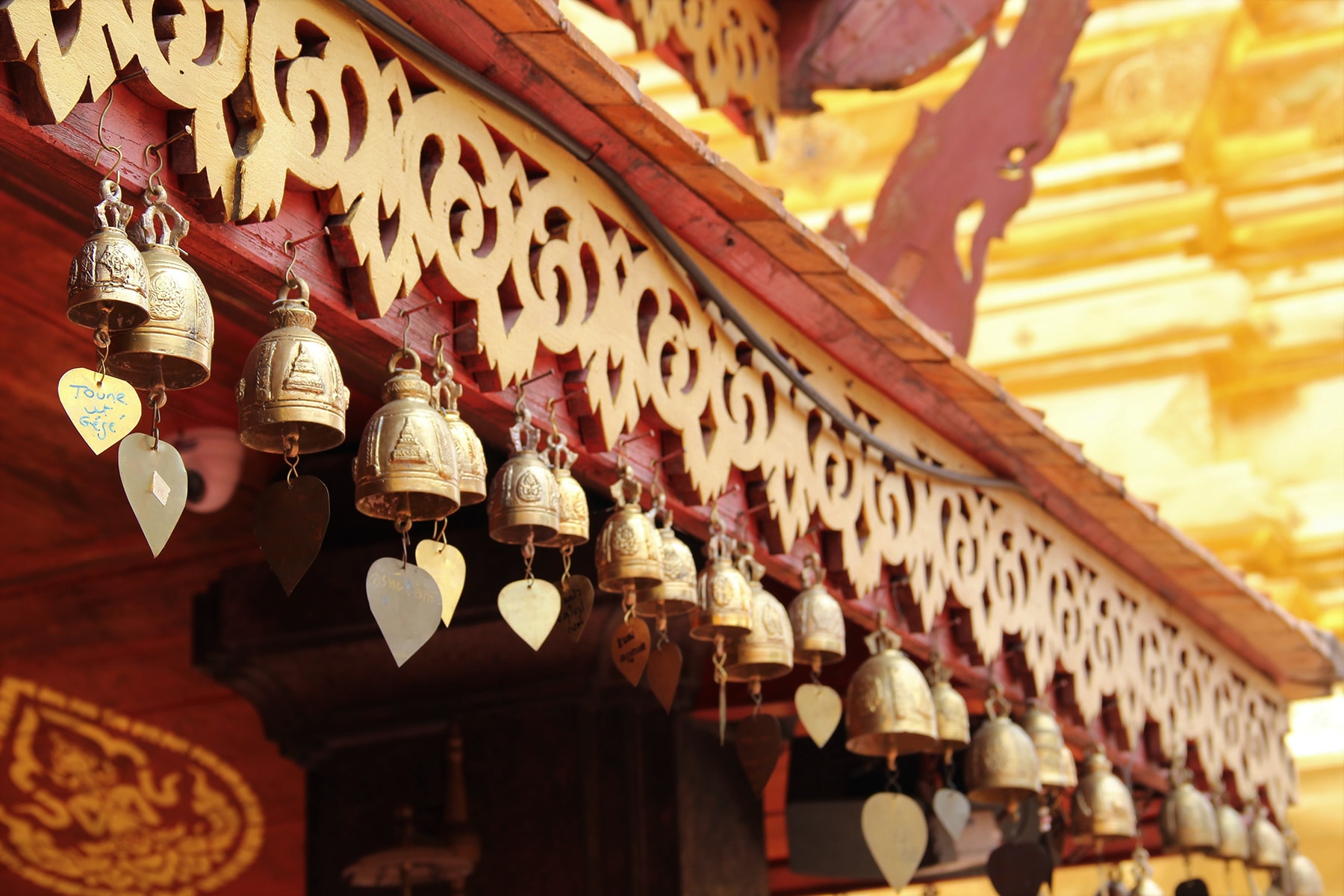 Petites cloches suspendues au toit du temple de Wat Phra That Doi Suthep à Chiang Mai