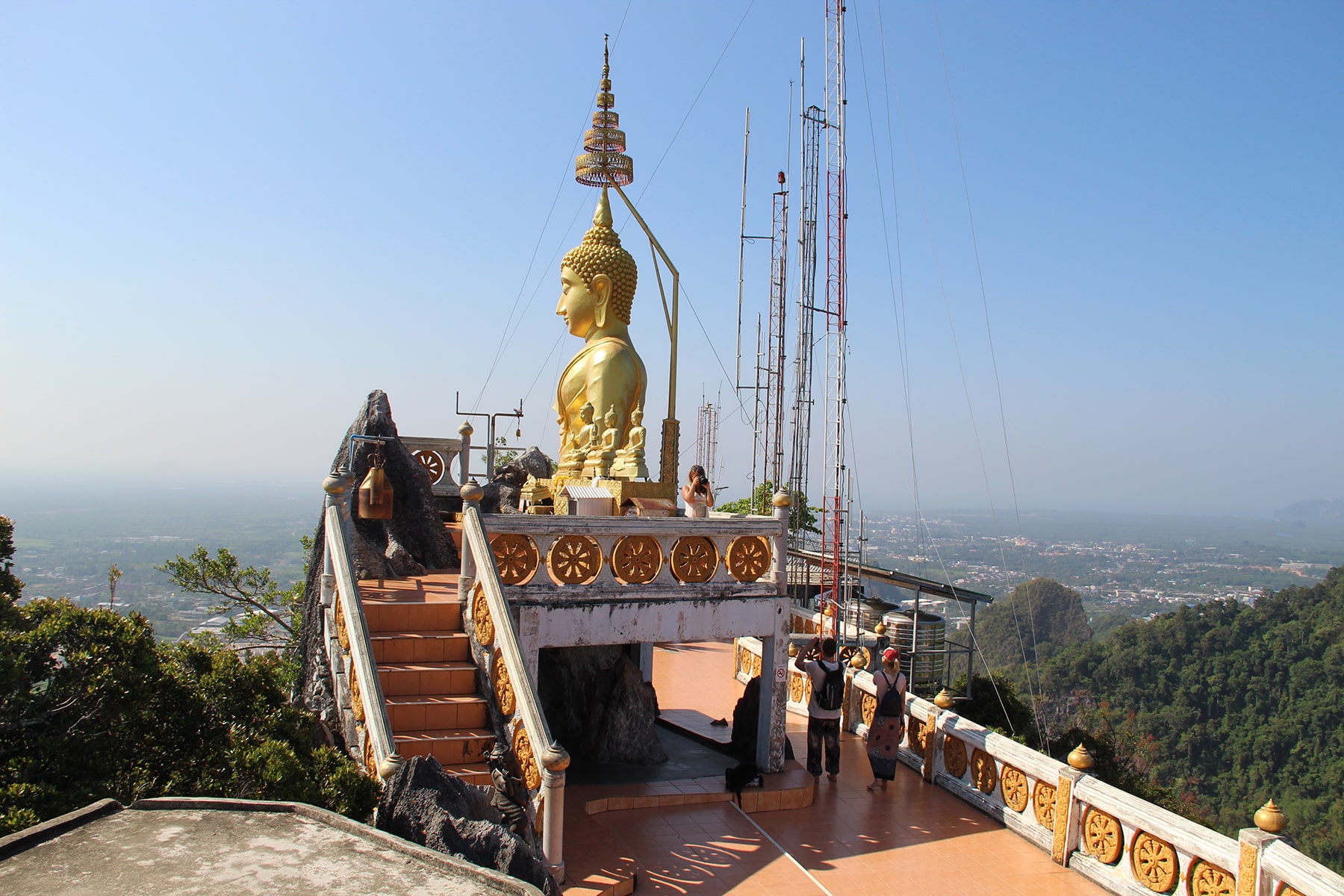 Statue de Buddha en haut du Wat Tham Suea à Krabi avec vue sur les collines vertes