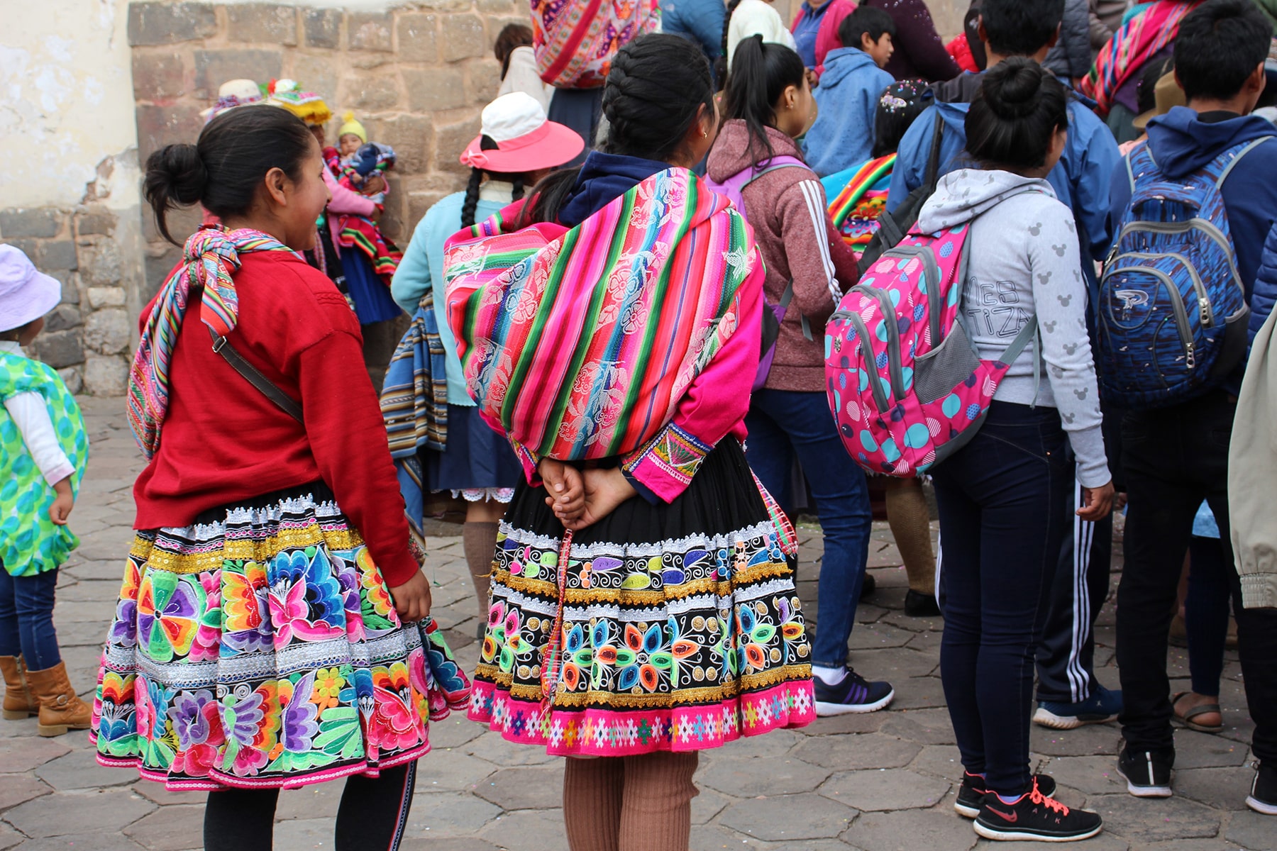 Alcune invitate di un matrimonio in abiti tradizionali, Cuzco