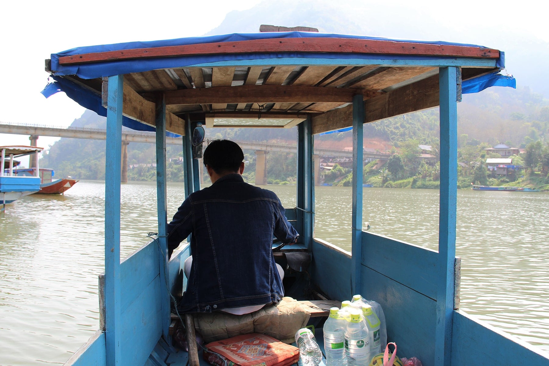 Le bateau bleu qui nous emmène au village au Laos