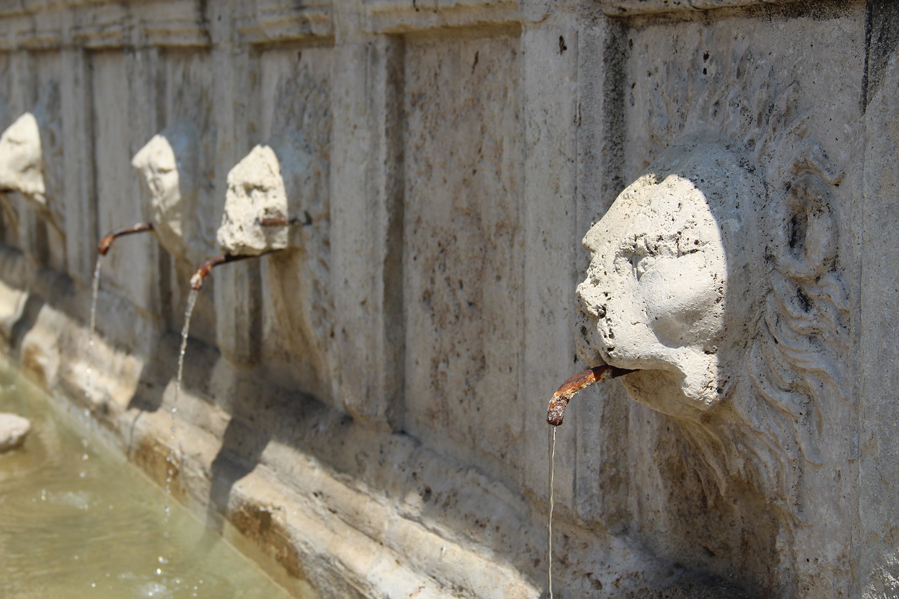 Una fontana di Assisi