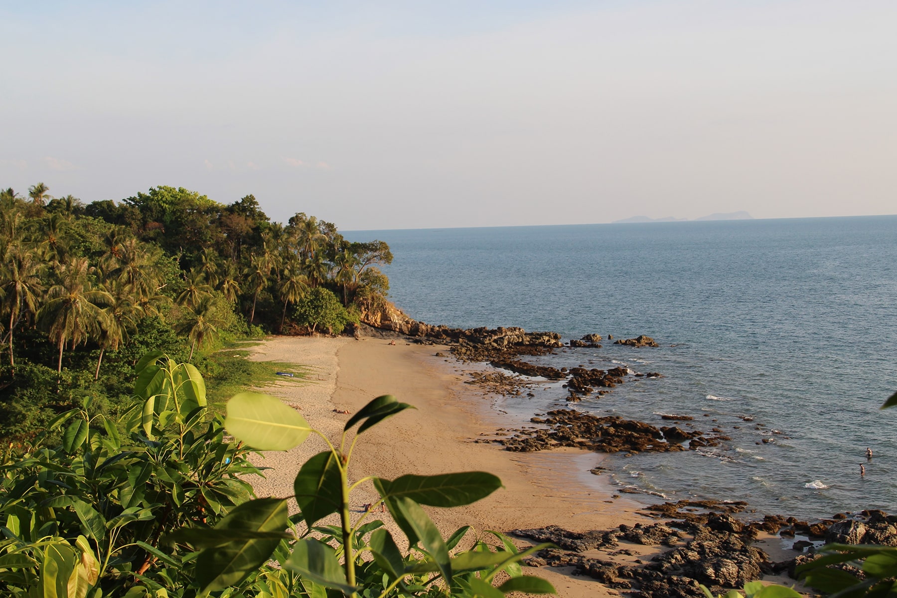 La plage de diamond beach à Koh Lanta, vue sur la plage et les rochers