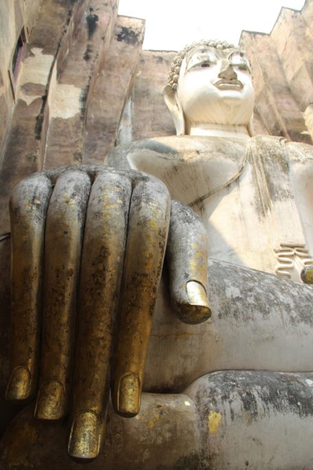 Main dorée du Bouddha du Wat Si Chum dans le parc historique de Sukhothaï
