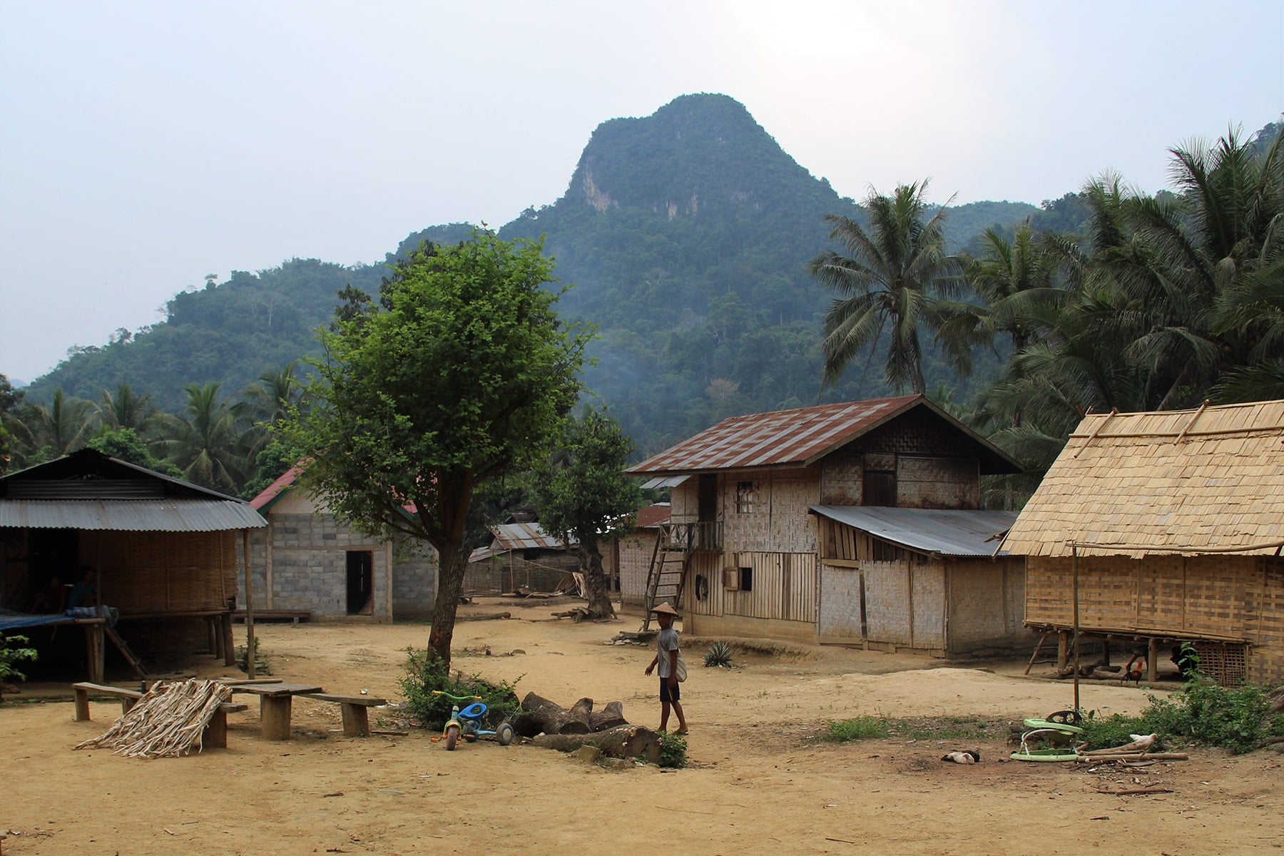 Le village de notre notre homestay au Laos et notre guide