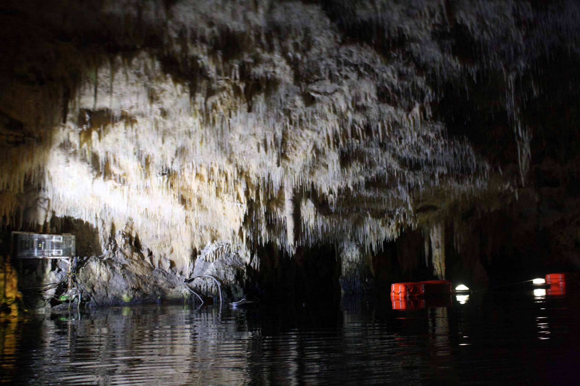 Intérieur de la grotte de Diros avec des stalactites blanches
