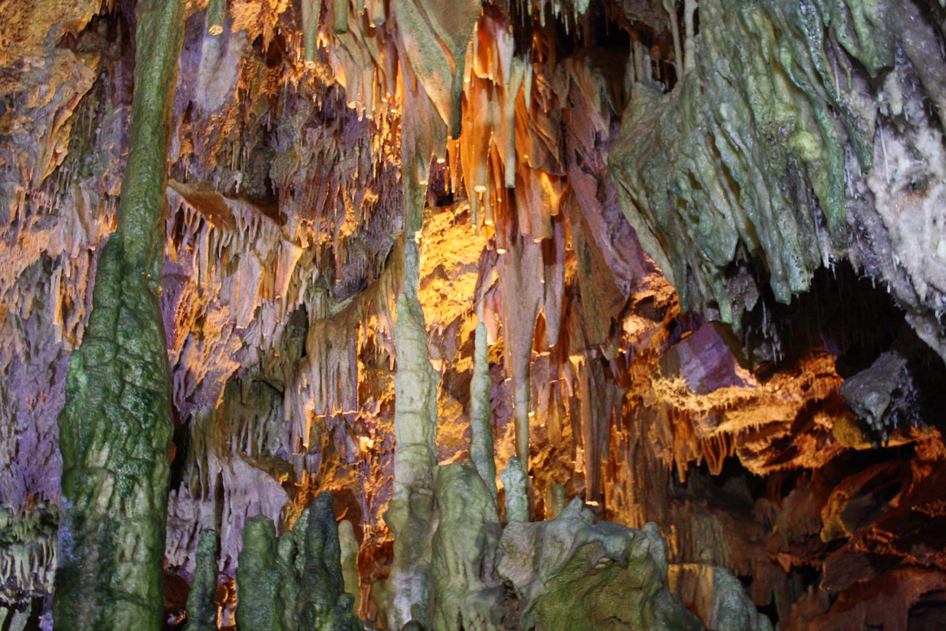 Formazioni rocciose colorate nelle grotte di Diros