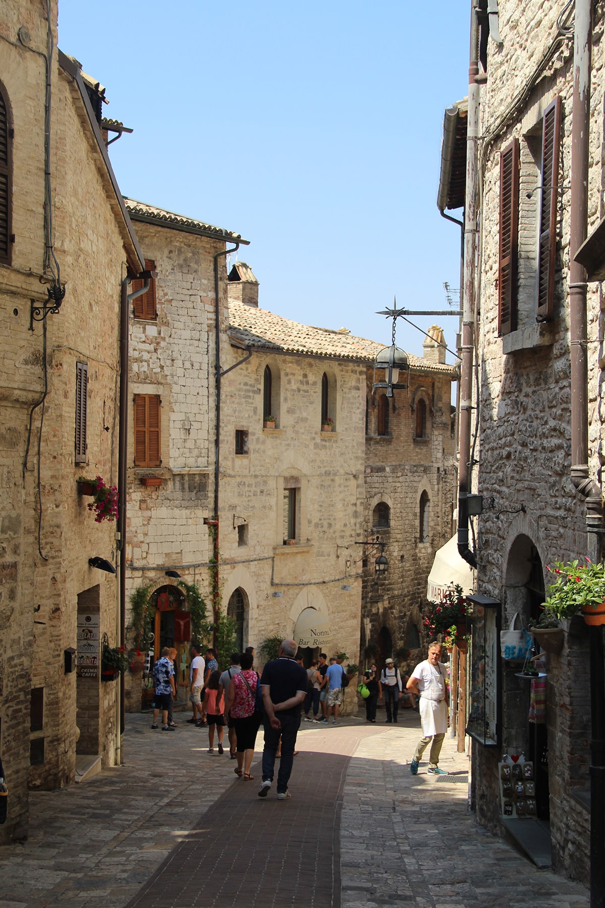 La strada principale di Assisi verso il basso