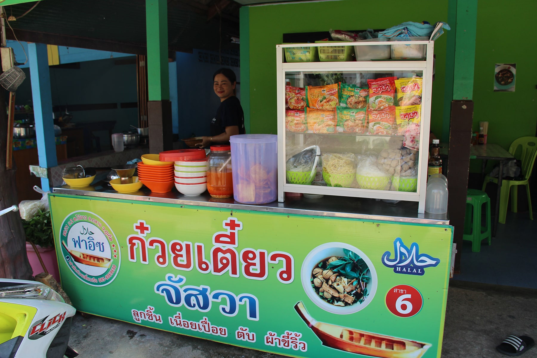 Ristorante di noodle a Koh Yao Yai con insegna verde