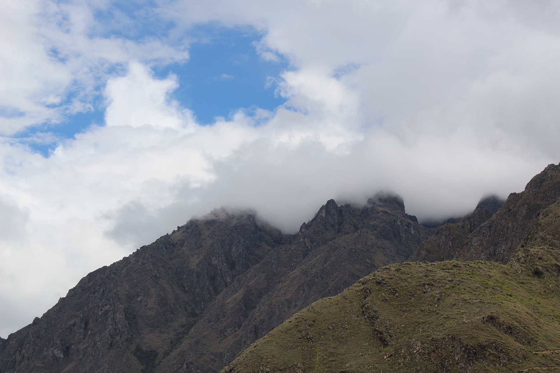 Les montagnes enveloppées par les nuages inca trail