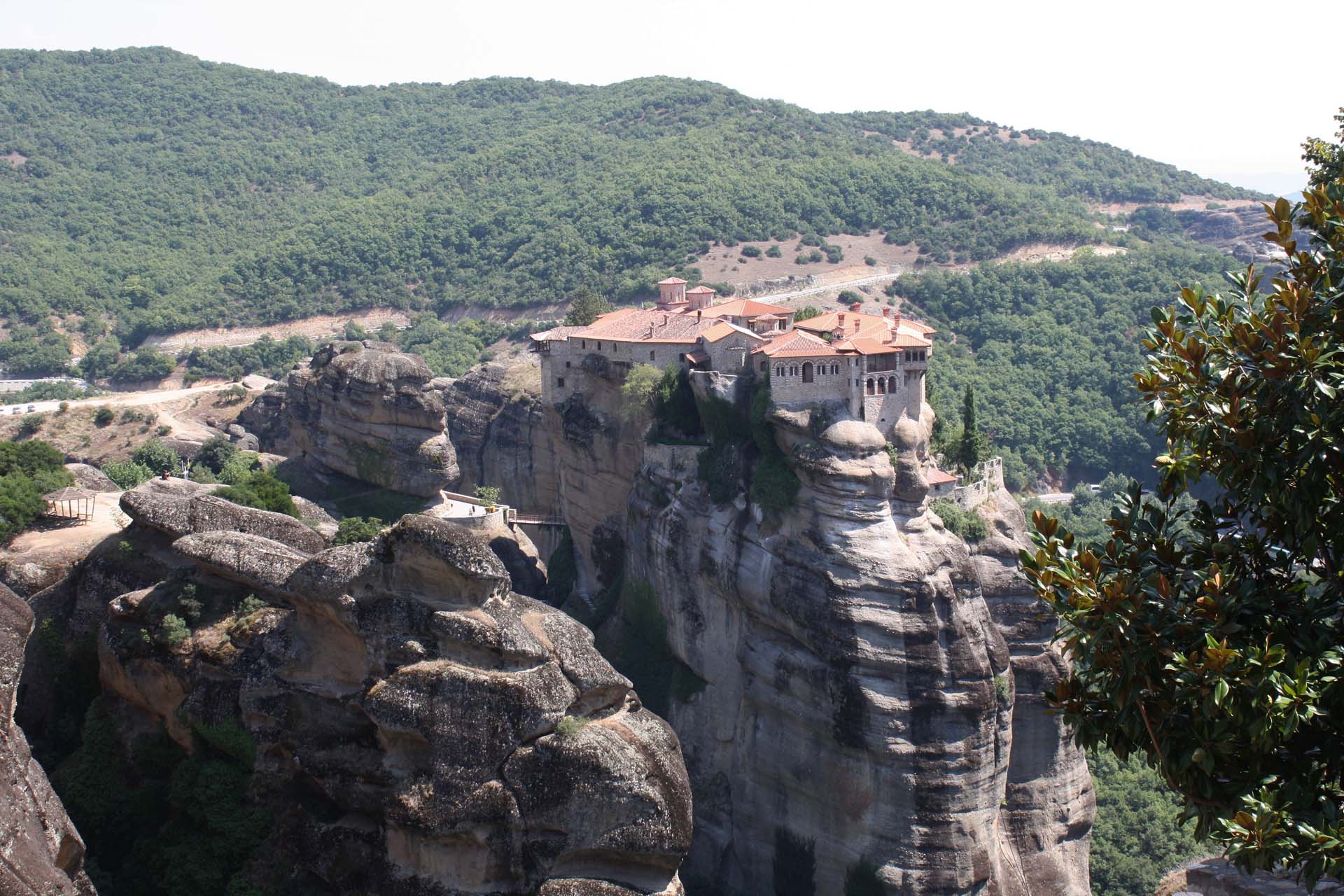 Monasterio di Meteora inerpicato sulle rocce con albero