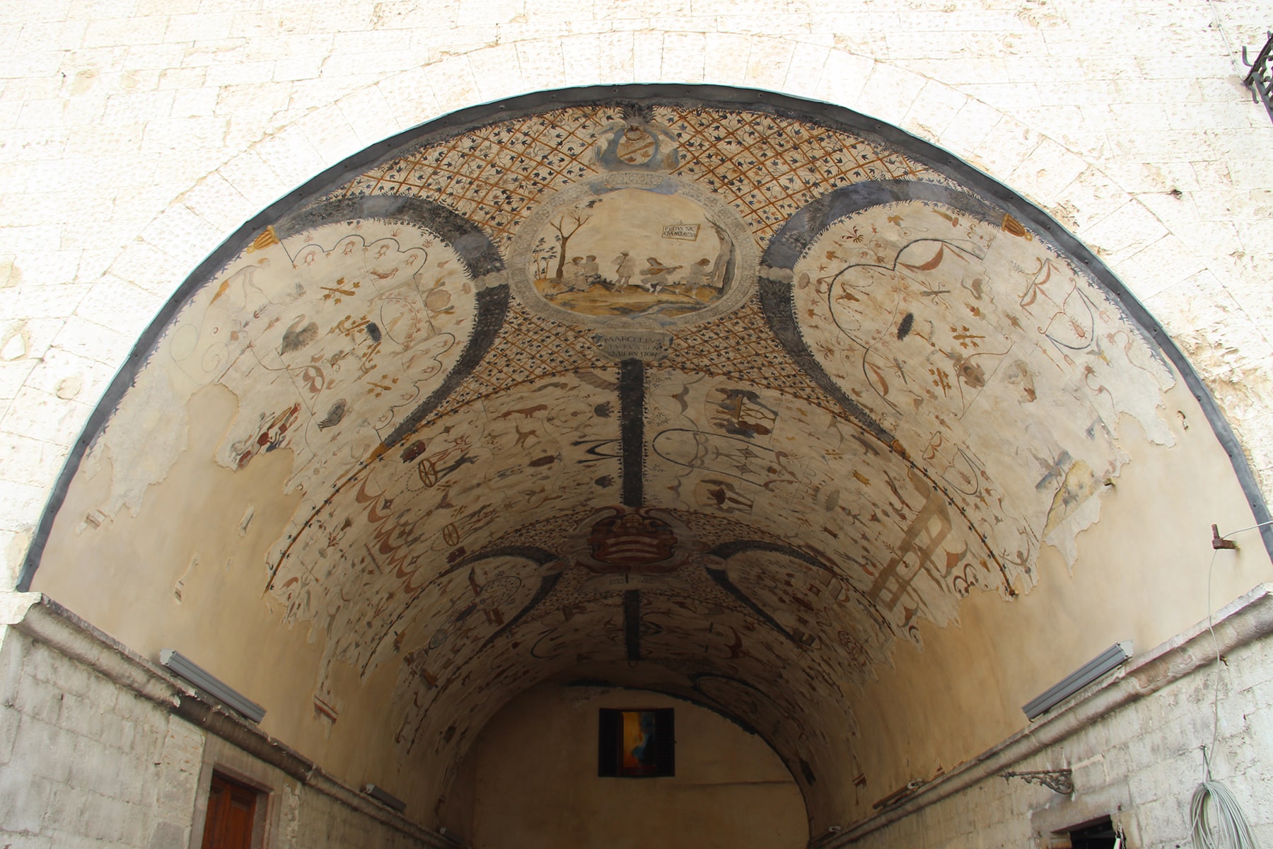 Volta pinta painted arch Assisi