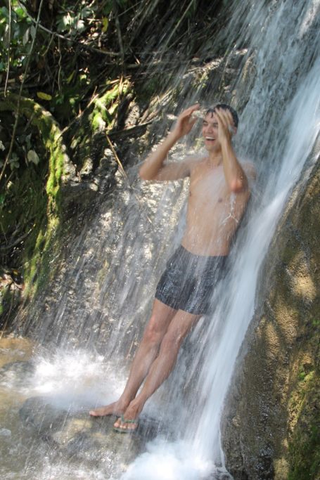 Florian se douche dans les cascades à Nong Khiaw, Laos