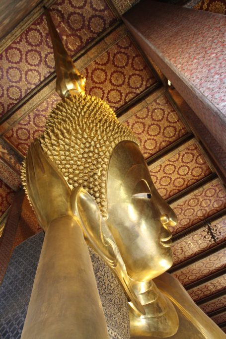 Testa del Buddha sdraiato del Wat Pho di Bangkok